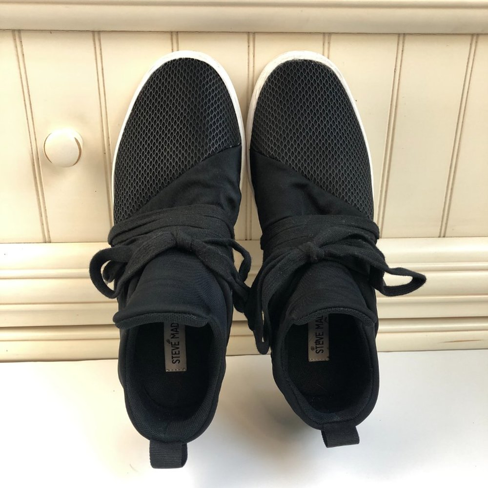 Steve Madden Lancer Black & White Pull on Knit Mesh Sneaker Minimalist Classic
